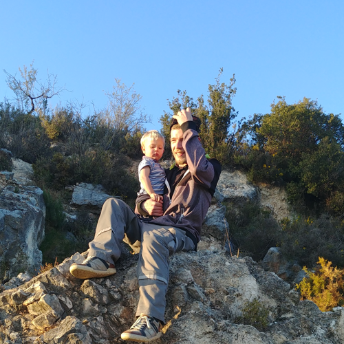 Vater und Sohn kletternd