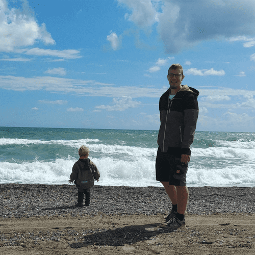 Vater und Sohn am Meer
